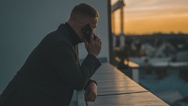 Hombre de espaldas hablando por teléfono