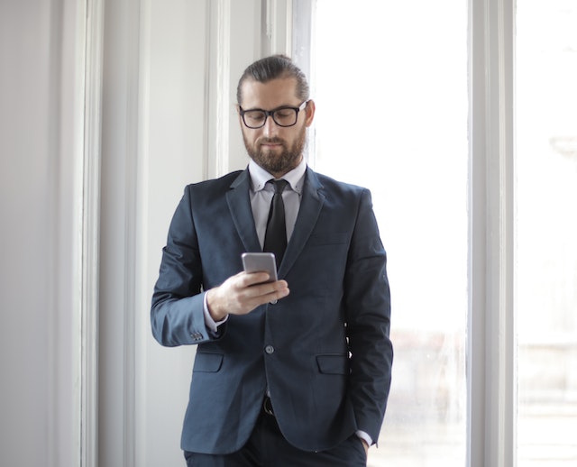 Hombre comprando desde su celular una eSIM prepago de Simlimites